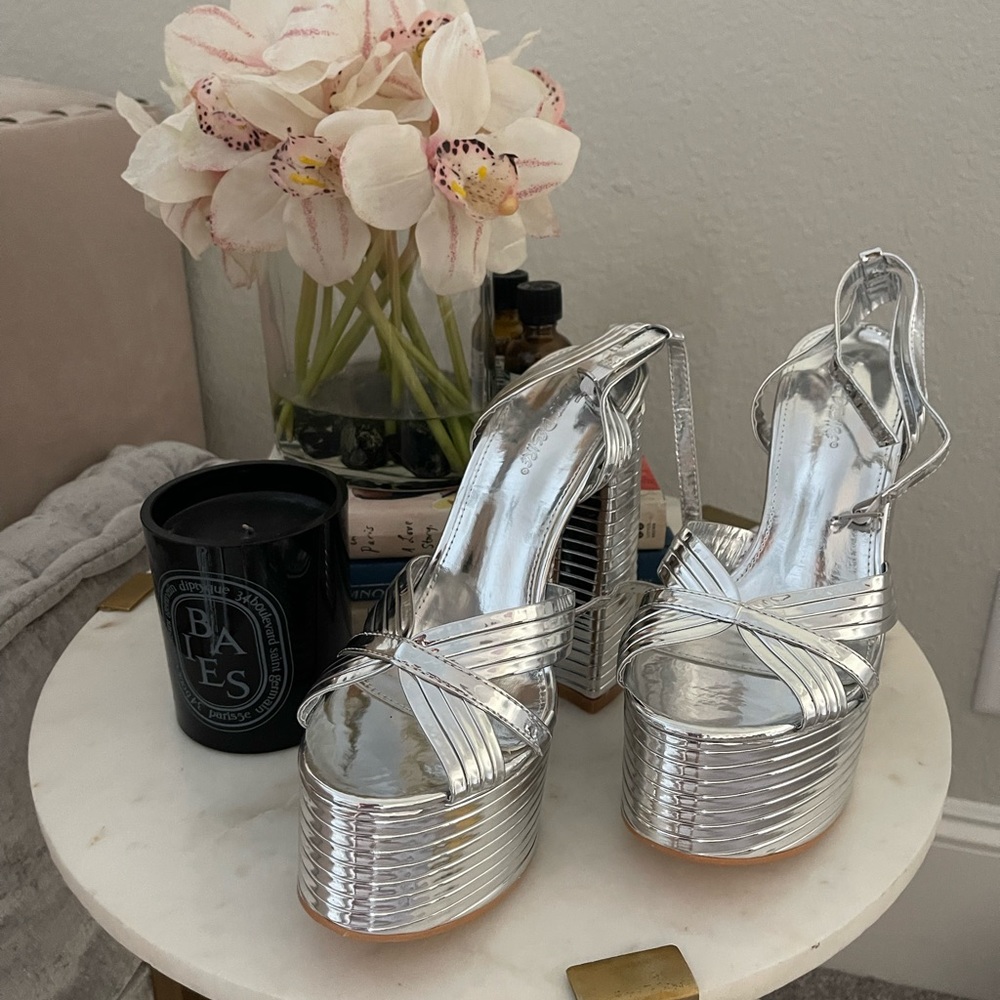 SILVER METALLIC OPEN TOE PLATFORM BLOCK HEELS.